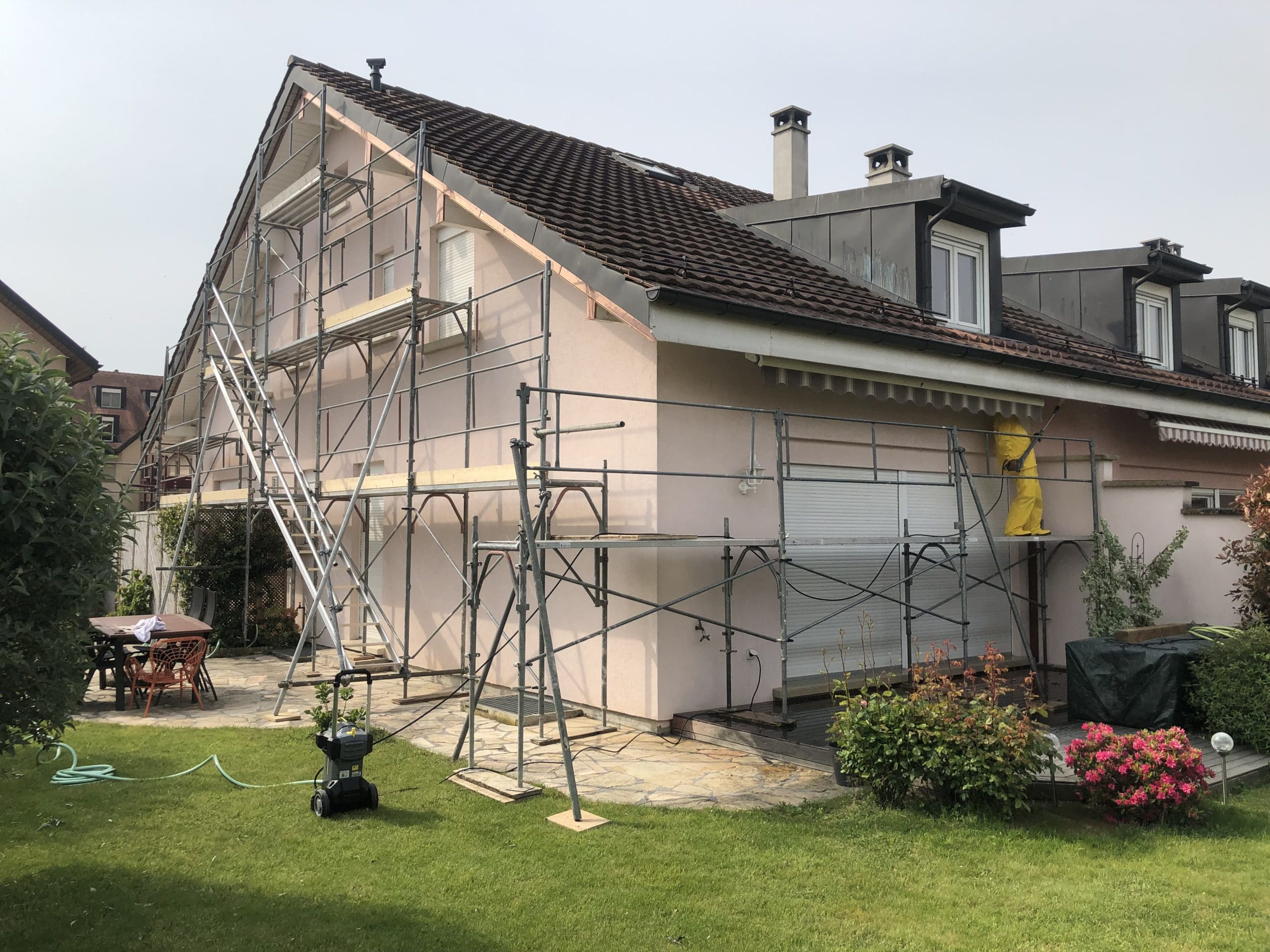 Rénovation de façade en cours sur maison — NF DécorFaçade